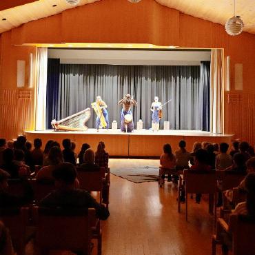Glückliche Kinderstimmen im Kirchgemeindehaus Gstaad - Die Kinder werden aufgefordert mitzumachen.