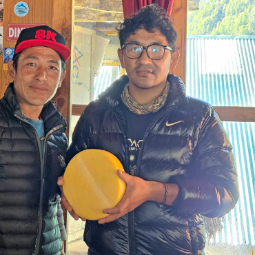 Nepalesen käsen – jetzt in Nepal - Dawa Norbu (lihnks) und Nima Chiring mit ihrem ersten Käse in Samagaun. FOTOS: ZVG