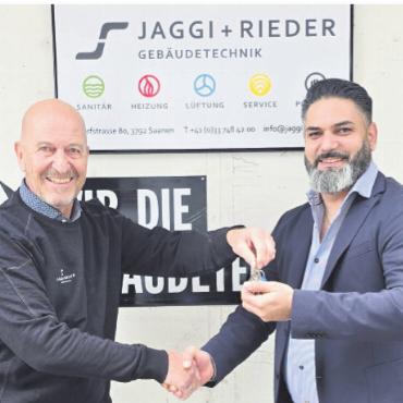 Stabübergabe und Meisterleistung bei Jaggi + Rieder - Peter Brand übergibt den Schlüssel an den 
neuen Betriebsleiter Josef Redzepi (rechts).   FOTOS: ZVG