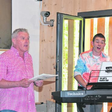 «I cha singe!» - Eine etwas andere Buchvernissage: Thomas Raaflaub (links) und Christian Heimann haben ein paar Lieder aus «Äs git’s nume hie» vorgetragen – das Publikum sang die Refrains begeistert mit. FOTOS: ANITA MOSER