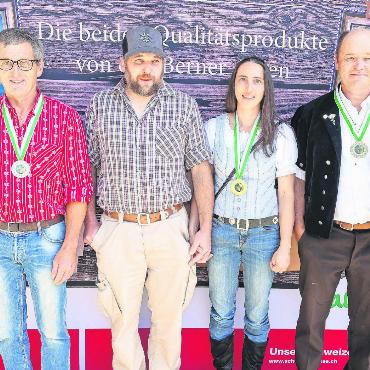Gold für den «Coeur des Alpes» geht nach Lauenen - Cornelia und Ferdi Ziegler-Hermann (Mitte) haben in der Kategorie Coeur des Alpes die Goldmedaille gewonnen. FOTOS: ZVG
