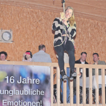 Ein vergnügter Abschied - Nervenkitzel und pures Vergnügen: Laurien van der Graaff kommt durch die Luft auf die Bühne.