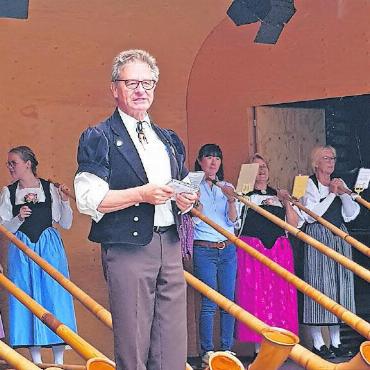 Wo Alphornklänge ertönen, da lass dich nieder – egal, ob es regnet oder windet! - Jubilar Fritz Frautschi begrüsst das Publikum.