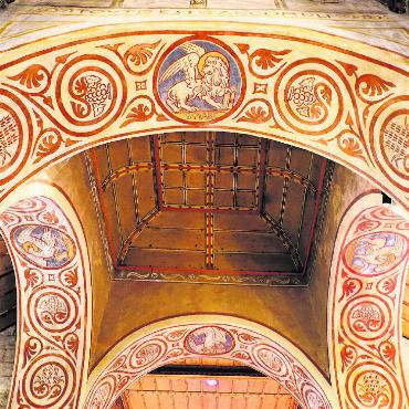 Sankt Nikolaus: der orientalische Wohltäter, geklaute Reliquien und ein Kloster in der Wildnis - Die Kuppel am Kreuzungspunkt der beiden Kirchenschiffe, direkt unter dem Turm, wurde nach kluniazensischen Bauregeln eingebaut. Die Verzierungen, darunter die Symbole der vier Evangelisten, stellte man 1926 gemäss alten Motiven wieder her. Sie waren nach der Reformation wie alle anderen Bilder weiss übermalt worden.