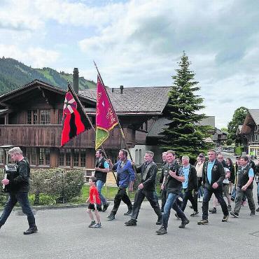 Stefan Annen ist neuer Lauener Gemeindefähnrich - Umzug durchs Dorf.