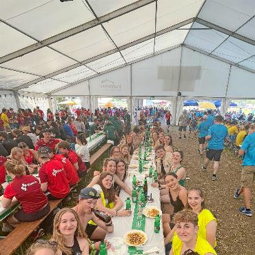 Erfolgreicher Start in die Turnfestsaison - Anstossen auf einen erfolgreichen Wettkampf.