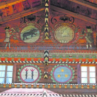 Seit 45 Jahren im Einsatz zur Wahrung des traditionellen Kunsthandwerks - Das Wohnhaus Moos in Lauenen aus dem Jahr 1769. Es wurde 2006 und 2022 restauriert. Bauherrschaft: Niklas Brand und Margret Schwizgebel. Die Familienwappen: unten in Kreisen. Zimmermeister: Ulrich Oehrli und Jakob von Grünigen. FOTO: BENZ HAUSWIRTH
