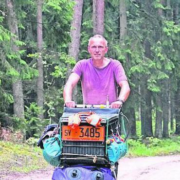Wanderfieber: 3392 km zu Fuss von Flumenthal nach Moskau - Christian Zimmermann mit seinem Einkaufswagen. FOTO: ZVG