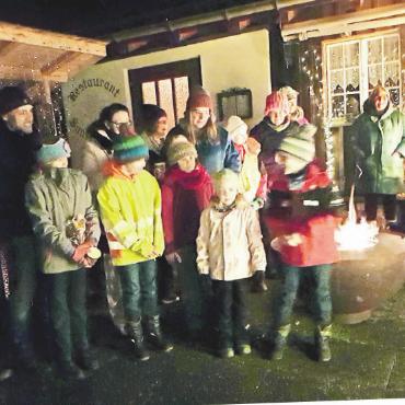 Samichlöisla, so weit das Auge reicht - Die Kinder warteten, bis sie an der Reihe waren. FOTOS: EUGEN DORNBIERER-HAUSWIRTH
