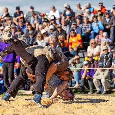 Jahresrückblick 2025 – Sport: Erfolge, die über das Saanenland hinausreichen - Aellen Florian bezwingt im Schlussgang Dubach Damian und gewinnt das 50. Chemihütte-Schwinget.
FOTO: MARLIES BIRCHER