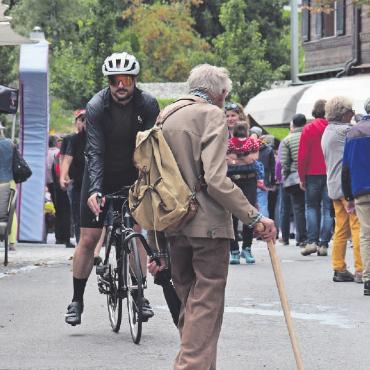 Gstaad Züglete 2022 – ein Publikumsmagnet - Mit Velo oder am Stock: die Gstaad Züglete spricht Jung und Alt an. FOTO: LUCA DIAMANTE