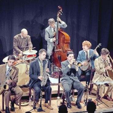The «Fried Seven» brachten die goldenen Zwanziger nach Zweisimmen - Bandleader Pablo Castillo an der Trompete und seine Bandkollegen von «The Fried Seven» brachten Schwung in die katholische Kirche Zweisimmen. FOTO: ARMIN BERGER