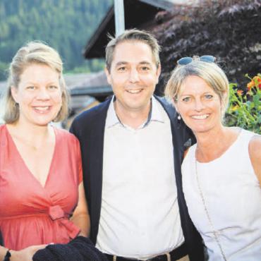 Eröffnung Gstaad Menuhin Festival & Academy AG - Marlène Tschanz, Leiterin Fundraising und Events (rechts), mit Christof Huber, Präsident Hotelierverein Gstaad-Saanenland, und seiner Frau Konstanze.