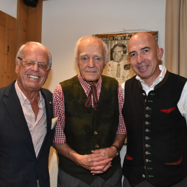 «Es is halt emal so – einmal is Schluss» - Sind Freunde geworden: Franz Rosskogler (ehemaliger Gastgeber im Le Grand Chalet), Zitherspieler Werner Frey und Pedro Ferreira, Co-Direktor im Le Grand Chalet. Im Hintergrund eine ältere Aufnahme des noch jungen Werner Frey.   (Foto: Anita Moser/AvS)