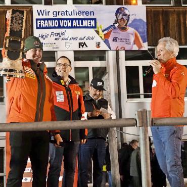 Das Simmental hat einen neuen Star: Doppelweltmeister Franjo von Allmen - Der Shootingstar mit BOSV-Präsident Johny Wyssmüller (rechts) anlässlich des Empfangs in Boltigen.