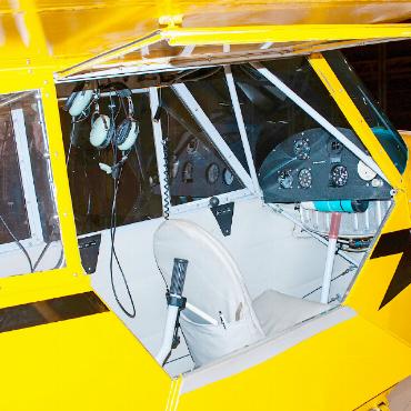 Happy Birthday, alter Krieger - Das spartanische Cockpit der OGA. Lukas Kappenberger, der heute noch hin und wieder mit ihr fliegt, fühlt sich darin sicher. «Es gibt keine Technik, die versagen kann!», sagt er.