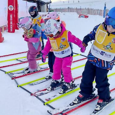 Eine Woche auf den Ski – «über Hügle gumpe u Walzer tanze» - Mit den Skiern zu treten, will gelernt sein.