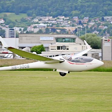 Der Segelflug-Schweizermeister kommt aus Zweisimmen! - Yves Müller im Zielanflug. FOTOS: ZVG