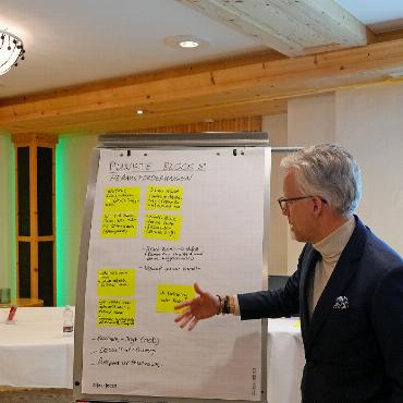 Gemeinsam am Flipchart für die Zukunft der Destination Gstaad - …und im Plenum die gesammelten Ideen für mehr Nachhaltigkeit präsentieren. Der Workshop am Destinationsratsmeeting zeigte aber auch, wo der Schuh drückt. FOTOS: SONJA WOLF