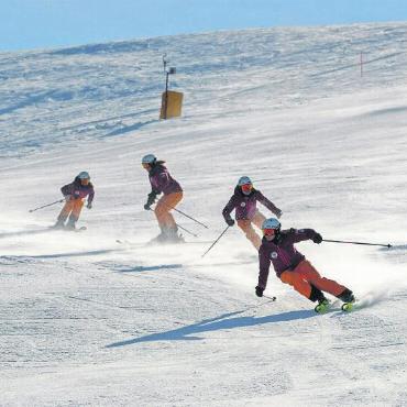 Björn Brand ist Schweizer «Schneesportkönig» - Gefährlich nahe an den Teamkolleginnen vorbei: Mit dieser Kür schaffte es das Demoteam «Nüschti Synchro» auf den zweiten Platz.