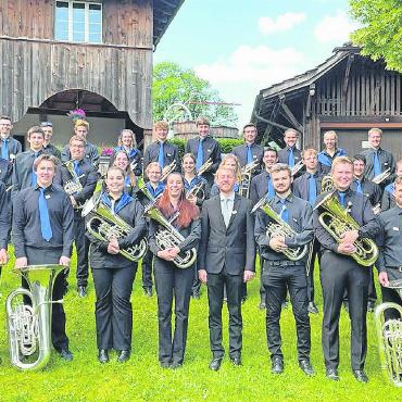 Moser & Schelker präsentieren die neue Uniform der BBO Junior - Die Brass Band Berner Oberland Junior. FOTO: ZVG