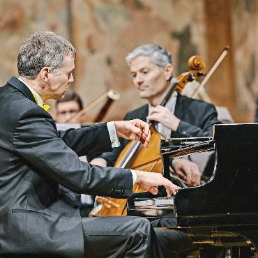 Kraft und Besinnung in einer schwierigen Zeit - Solopianist Reto Reichenbach verschmolz… … mit dem Orchestra degli Amici.