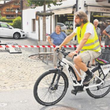 Zum sechsten Mal Nostalgie auf dem Velo: Bergkönig 2022 - Als Streckenchef musste Patrick Bauer am liebsten überall gleichzeitig sein. Da war ein bisschen Strom erlaubt.