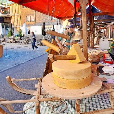 Ein Dorf im Käsefieber: Berner Alpkäsemeisterschaft in Saanen - Geschmackvoll präsentierte Waren.