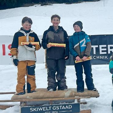 Rasante Tradition auf Kufen - Das Podest der Kinderkategorie: v.l. Ben Neuhaus, Eric Welten und Niklas Hauswirth.