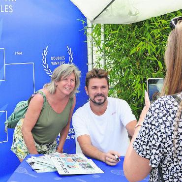 Alexander Bublik feiert seinen ersten Sandplatz-Titel - Stan Wawrinka beim Signieren und Posieren mit den Fans.