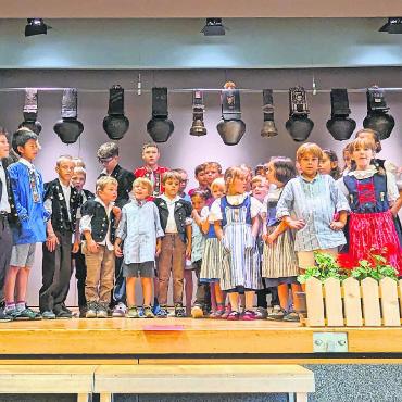 Traditionen im Saanenland - Bei der Aufführung präsentierten die Schülerinnen und Schüler, was sie während den Jodelstunden gelernt haben.