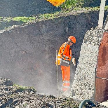 Mit Seilen und Helikoptern auf über 2500 Metern im Einsatz - Fleissig bei der Arbeit.