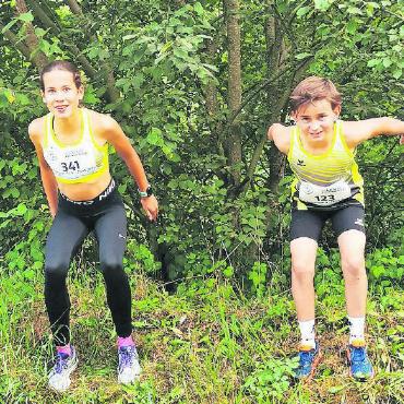 Mille-Gruyère-Kantonalfinal in Huttwil - Auf dem Sprung zu schnellen Zeiten: Leonie und Jonas.
