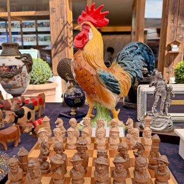 Saaner Brocante: Rekordbeteiligung bei bestem Sommerwetter - Ein kunstvoll geschnitztes Schachspiel mit Figuren in traditioneller Tracht.