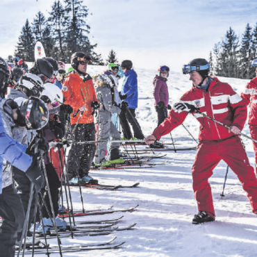 «Deux im Schnee» zieht grössere Kreise - Spielerischer Austausch zwischen Schneesportlehrern und Lagerteilnehmenden. FOTO: ZVG