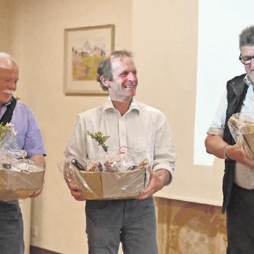Engagierte Bergregion Obersimmental-Saanenland - Mit oder ohne Käse: (Von links) Ernst Hodel, Jörg Trachsel und Fred Stocker wurden mit Kisten voller Leckereien und Applaus aus ihren Ämtern der Bergregion Obersimmental-Saanenland verabschiedet. FOTOS: JENNY STERCHI