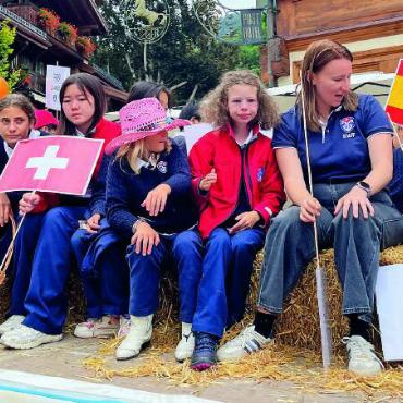 Hut, Stiefel und Weste an: Die Country Night Gstaad feierte 35 Jahre - «Small School, Big Heart»: Auch die John F. Kennedy International School fuhr auf einem Wagen bei der Parade mit.