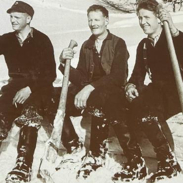 Unsere Einzigartigkeit bewahren - FOTO: ZVG Mit dem Beil wurde das Holz dazumal geschlagen und bereits im Wald bearbeitet. FOTO: ZVG