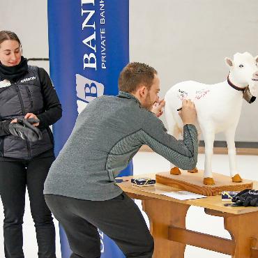 Road to Olympia macht Halt im Saanenland - … und verewigte sich auf der Saane Geiss, der Turnier-Trophy.