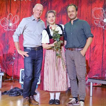 «Nehmt meine Energie und Lebensfreude und glaubt an eure Träume!» - Rosen zum Tour-Abschluss für «Miss Helvetia»: Riesenslalom-Weltmeister Michael von Grünigen aus Schönried, Barbara Klossner aus Spiez sowie Bühnenpartner Tobias König aus Zweisimmen.