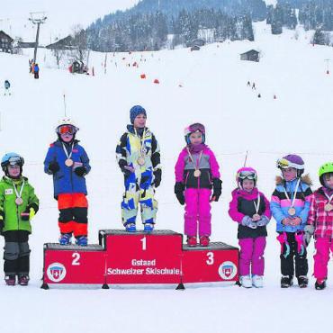Schneesport in verschiedenen Variationen - … und dann die wohlverdienten, von der Kindergärtnerin selbst gefertigten Medaillen in Empfang nehmen. FOTOS: ANJA MOOSMANN