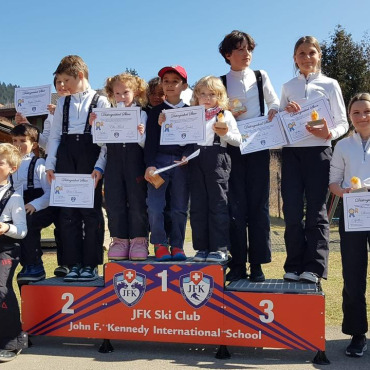 Zehn Computer und eine Solaranlage für den Verein Freunde des Mpanshya Hospitals Sambia - Alle Gewinner des «the Distinguished Skier Award». (Foto: zvg)
