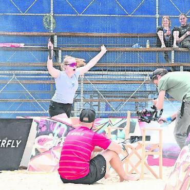 AirBadminton: Titelkämpfe unter freiem Gstaader Himmel - Einmarsch in die Finalarena wie die ganz Grossen: mit Nebelmaschine und tosendem Jubel des gesamten Teilnehmerfeldes.