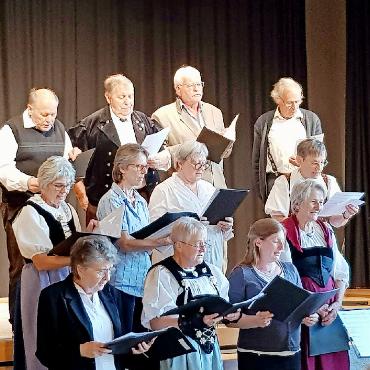 Ein Strauss bunter Melodien auf dem «Zmorgetisch» - Das Chörli Schönried-Saanenmöser mit Christine Zahnd am Klavier.