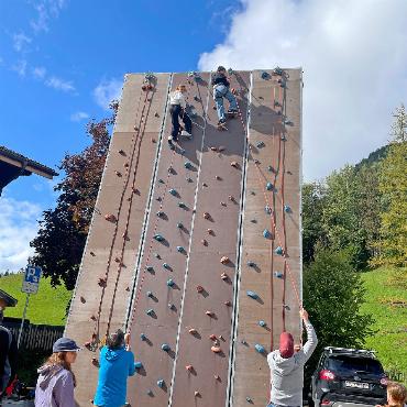 Gsteigmäret 2025 – ein Tag für Gross und Klein - Hoch hinaus an der Kletterwand des Spitzhornclubs. FOTO: ANITA MOSER