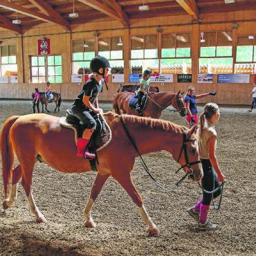 Das war der Ferienpass 2024 - Hoch zu Ross: Die Kinder konnten in den Pferdesport reinschnuppern.