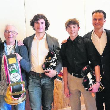 Zehn Jahre Kräftemessen im Auftrag der Freundschaft - Der Captain des HC Gstaad-Saanenland Rolf Wenger (3. von links) konnte die Glocke für das Hockey-Siegerteam entgegennehmen. Rechts neben ihm die Best Player Lucas (Team Le Rosey) und Lyonel Moosmann (Team HC GSL). Ganz links: Christophe Gudin und Ondrej Vokoun. Von rechts: Christoph Däpp, Andrew Spencer und Tim Weiland.