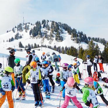 Hundertstelkampf im Grunder Becherrennen - Die Kinder der Mini-JO und der JO warten
geduldig auf den zweiten Lauf.    FOTOS: ZVG