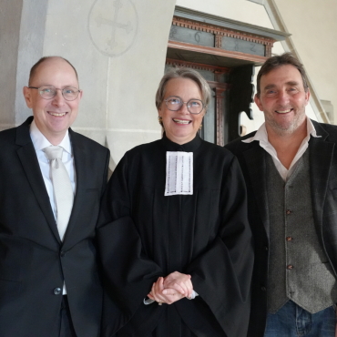 Carola Watts in Lauenen installiert - Von links: Regionalpfarrer Stephan Bösiger, Pfarrerin Carola Watts und Stephan Addor, Präsident des Kirchgemeinderats Lauenen. (Foto: Jonathan Schopfer)