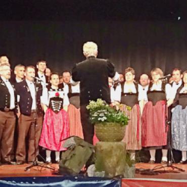 «Weisch, wie wohl dass i de Bärge eim cha sin?» - «D Lüt im Dorf» von Kurt Mumenthaler und der traditionelle «Staldejutz» ertönten im Gesamtchor. Mit der Zugabe «E gschänkta Tag» von Adolf Stähli wurde ein passender Schlusspunkt unter diesen Tag gesetzt. FOTOS: VRENI MÜLLENER